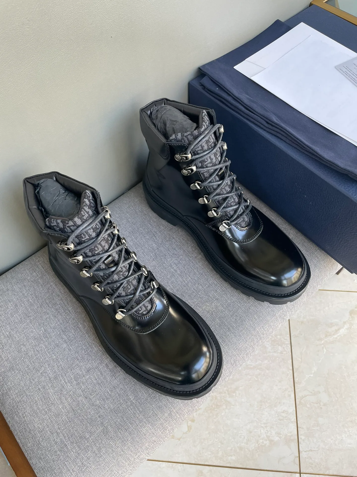 [DIOR] Top P: 1000💰 Number of yards: 39~44 (38.45 custom-made, non-refundable) Dior Dior~ Winter series, original 1:1 development Casual men's leather shoes Heavy investment, shoes and boots are made of imported cowhide + imported Dior special fabric Not easy to deform black cowhide lining Dior large hardware inlay Original TPU vacuum outsole, black cowhide Black open edge beads Military green suede Black suede Khaki suede leather is crafted by a large factory, and the perfect product is only prepared for you who know your taste! Any comparisons are welcome.